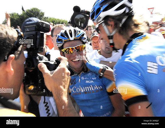 mark-cavendish-being-congratulated-after-winning-stage-12-of-the-tour-de-france-2K86JJT