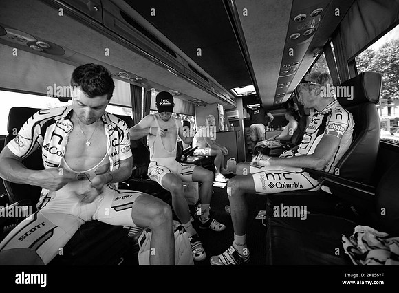 general-view-of-mark-cavendish-2nd-l-with-his-team-mates-berhard-eisel-bert-grabsch-tony-martin-michael-rogers-and-sivtsov-kantantsin-inside-team-columbias-bus-2K856YF